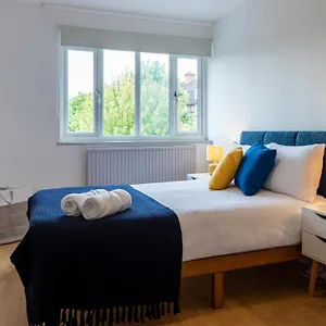 Holiday home Bridge 3 Bedroom House With Reception Room, Office And Private Garden