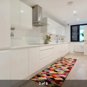  Holiday home Cape House London: Spacious 4-bedroom Retreat With Garden