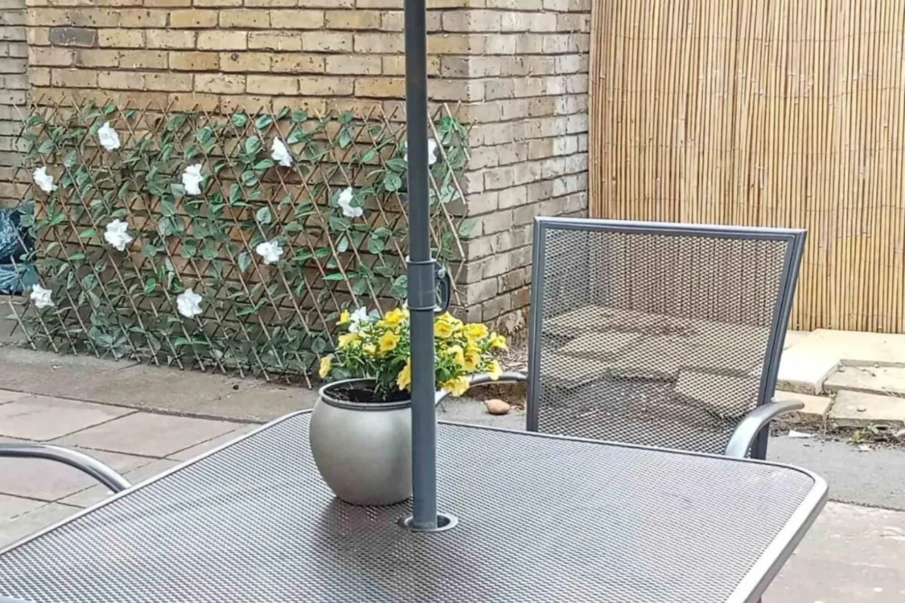 Homely 3 Bedroom House With A Garden London 0*,