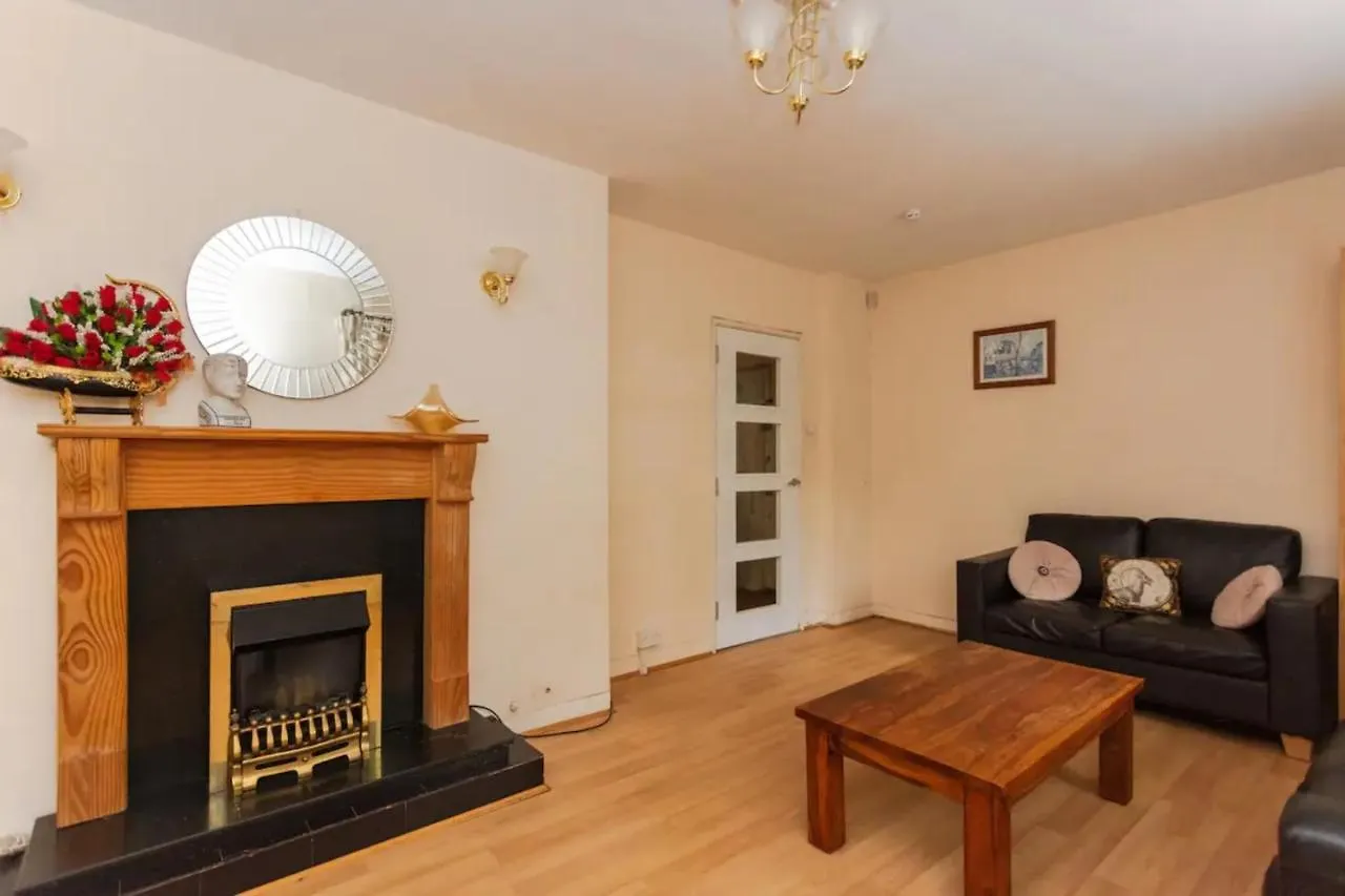 Homely 3 Bedroom House With A Garden London Holiday home