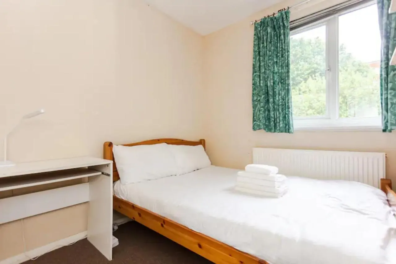 Homely 3 Bedroom House With A Garden London 0*,  United Kingdom
