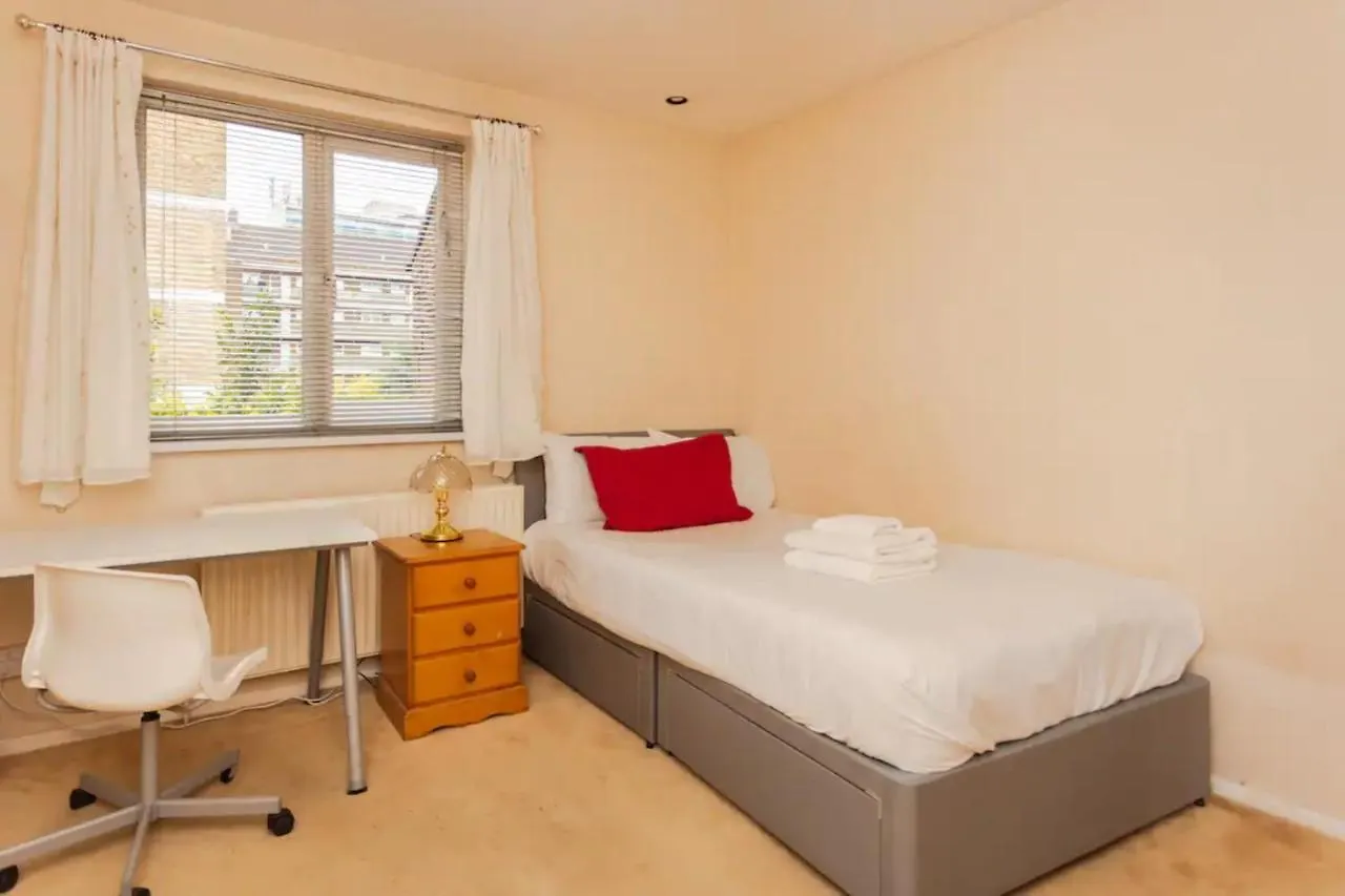 Homely 3 Bedroom House With A Garden London