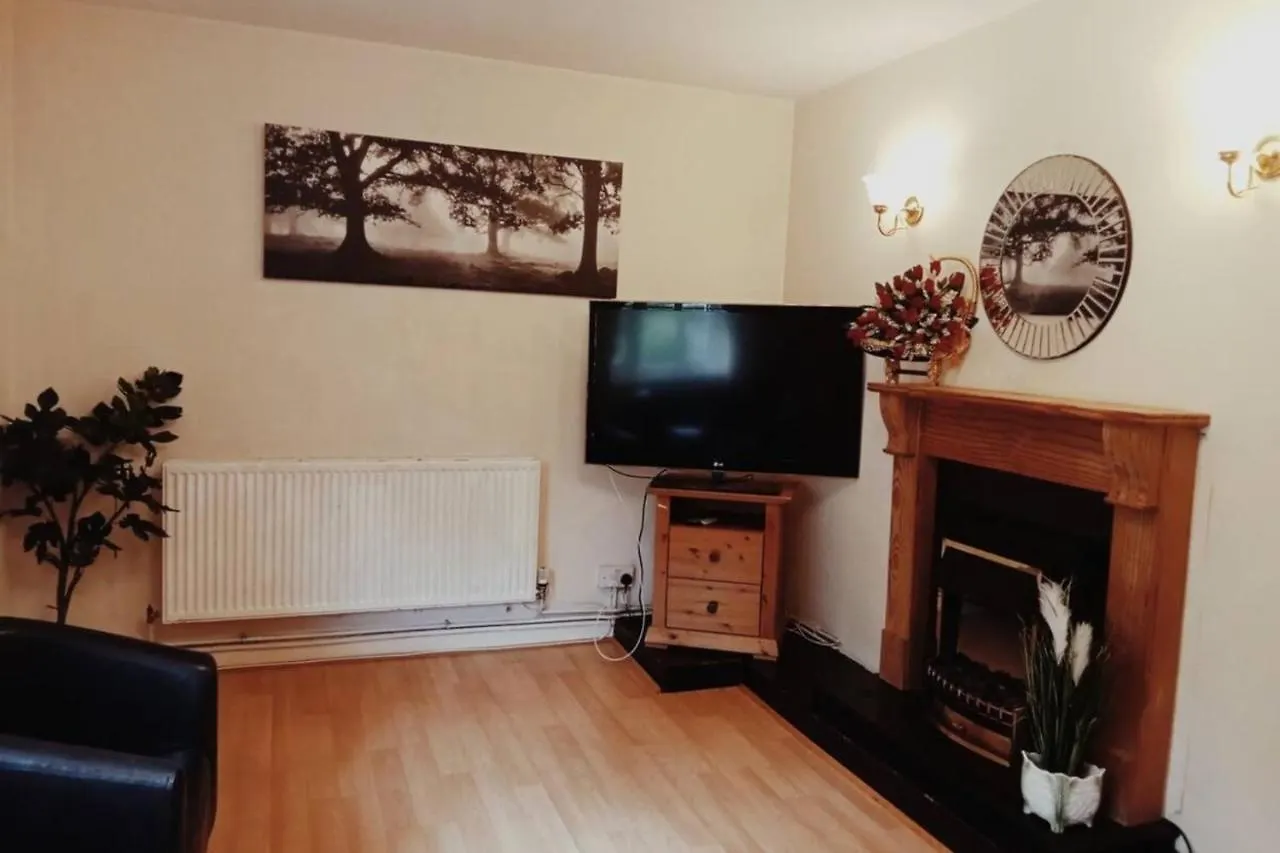 Homely 3 Bedroom House With A Garden London Holiday home