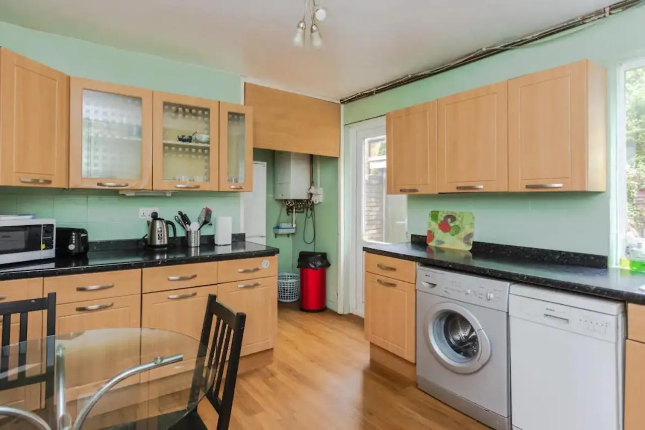 Homely 3 Bedroom House With A Garden London