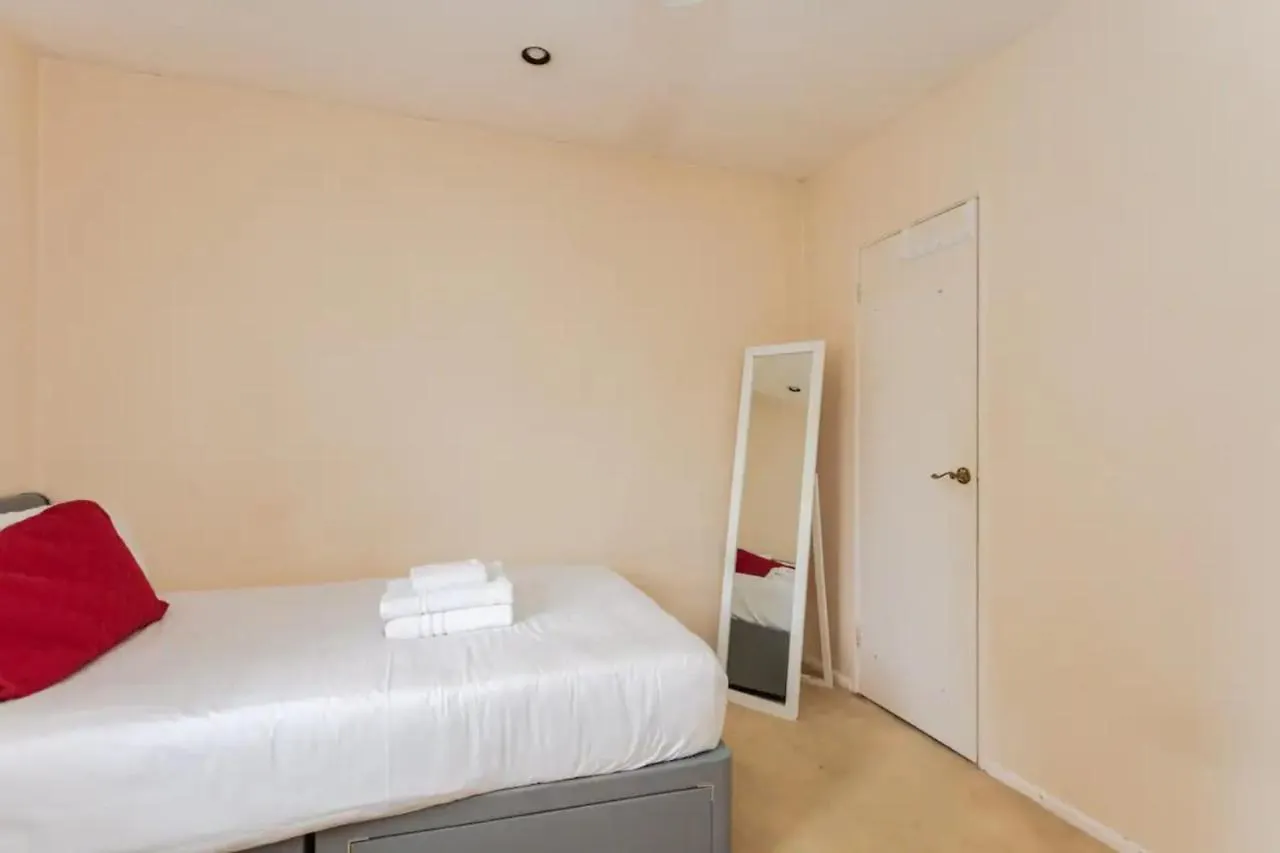 Homely 3 Bedroom House With A Garden London 0*,