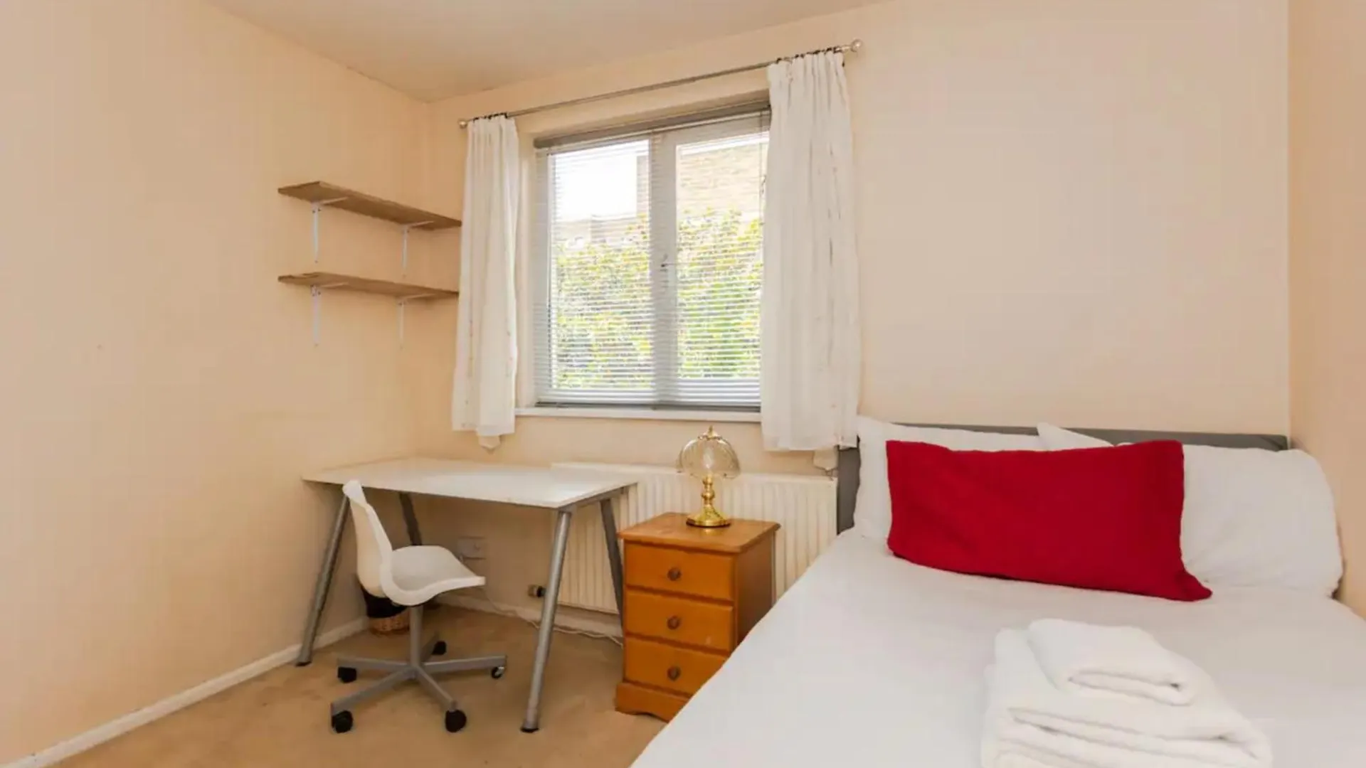 Homely 3 Bedroom House With A Garden London 0*,  United Kingdom